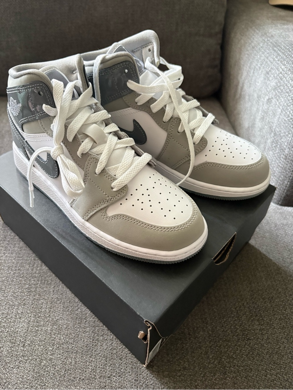 Air Jordan 1 Mid SE White Cool Grey – NEW – Size 4.5Y / Women’s 6